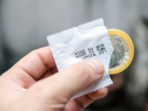 कंडोम: कॉन्डोम से जुड़े 20 रोचक तथ्य । Condom in Hindi - ←GazabHindi→